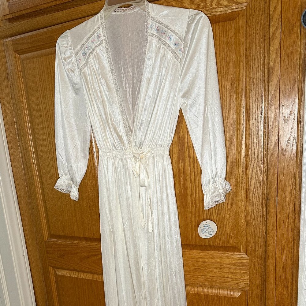 Qayonara II by Kayser Elegant White Floor Length LS Robe
